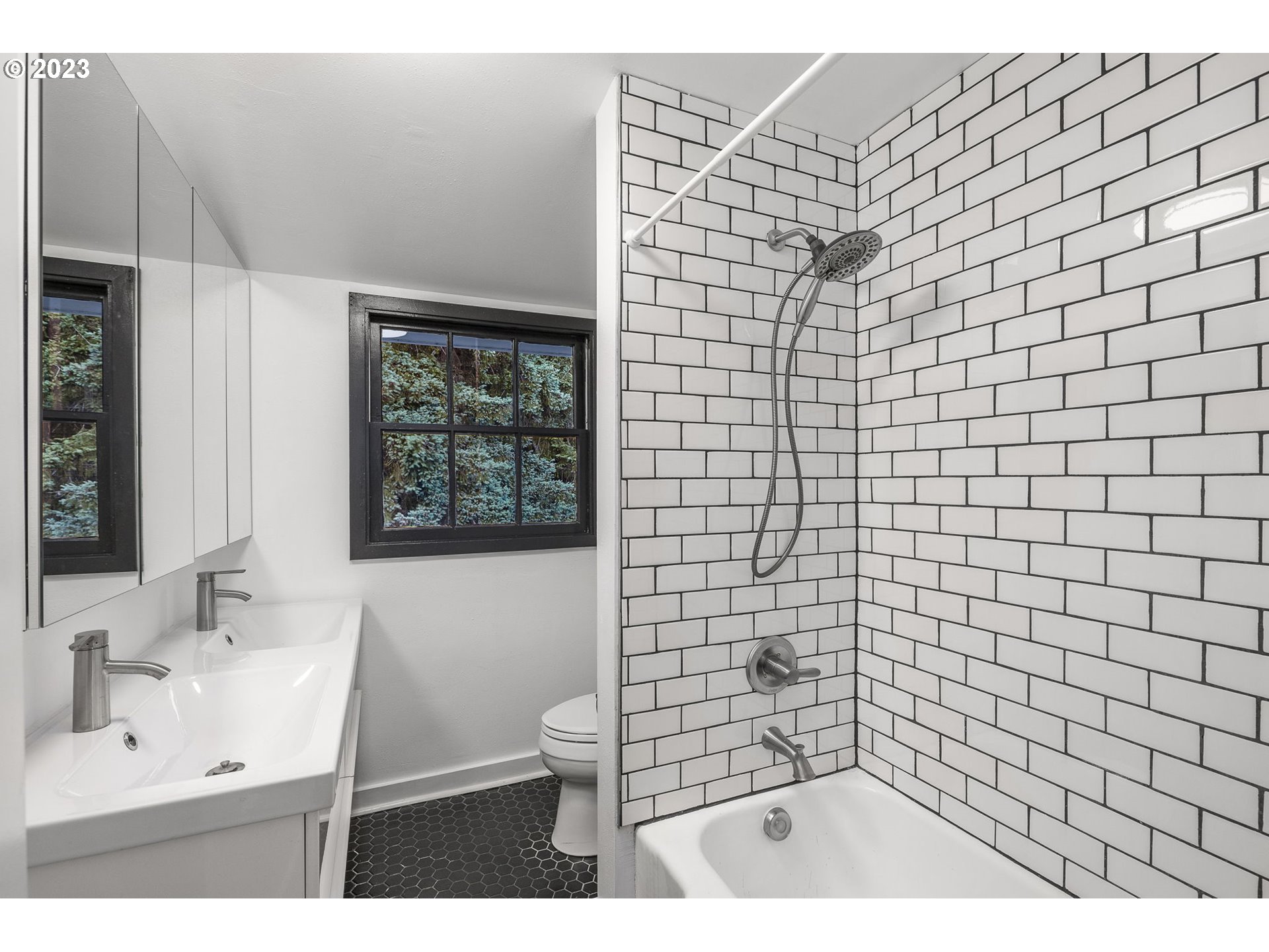 2646 Southwest Ridge Drive Portland, OR 97219 - Photo 28 of 47 Gallery Image 28