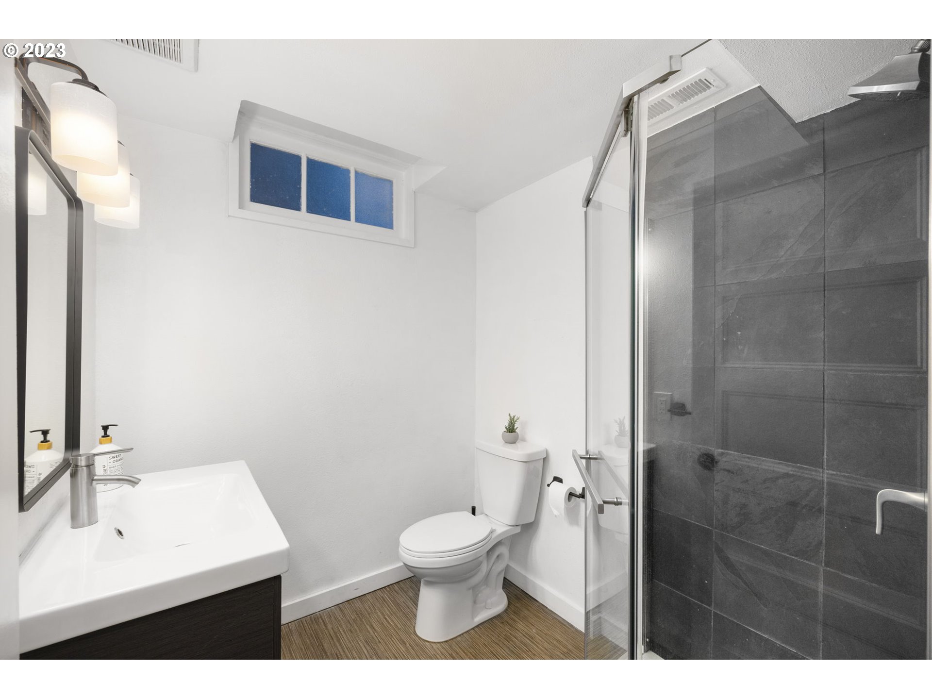 2646 Southwest Ridge Drive Portland, OR 97219 - Photo 33 of 47 Bathroom