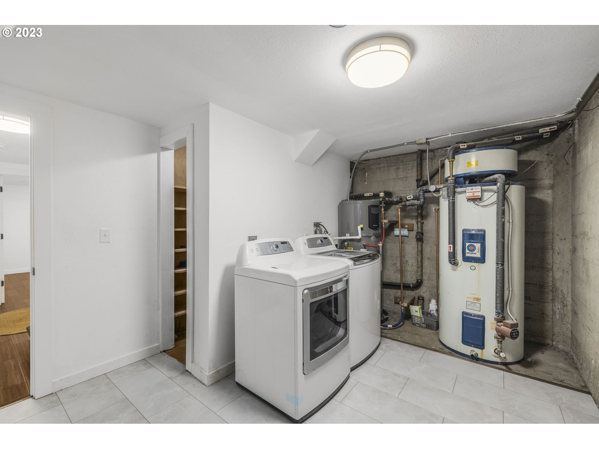 2646 Southwest Ridge Drive Portland, OR 97219 - Photo 34 of 47 Laundry