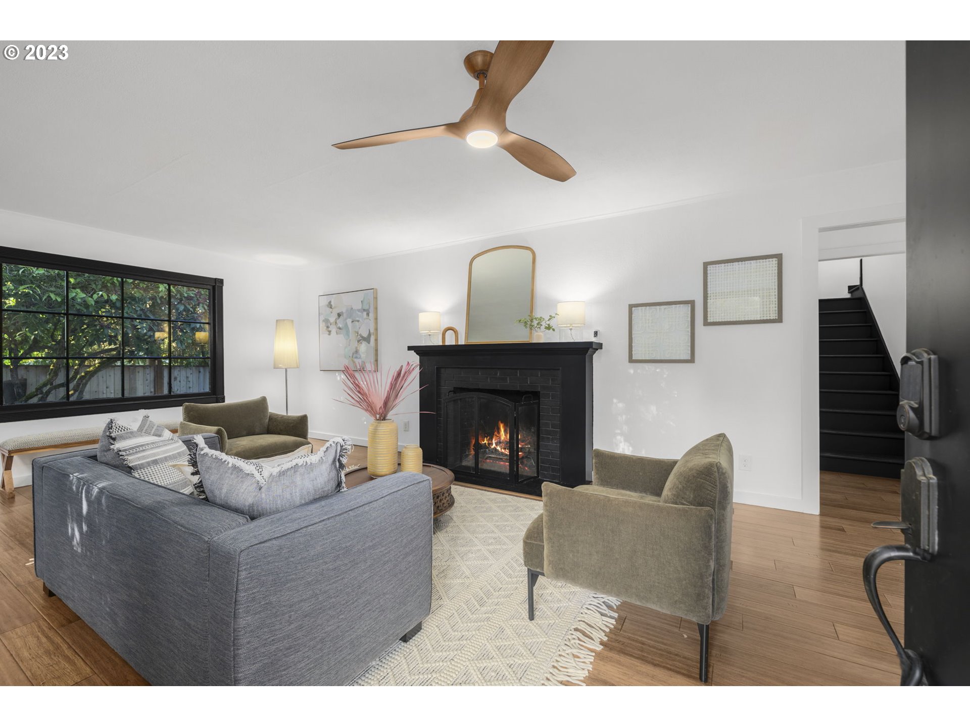 2646 Southwest Ridge Drive Portland, OR 97219 - Photo 5 of 47 Living Room
