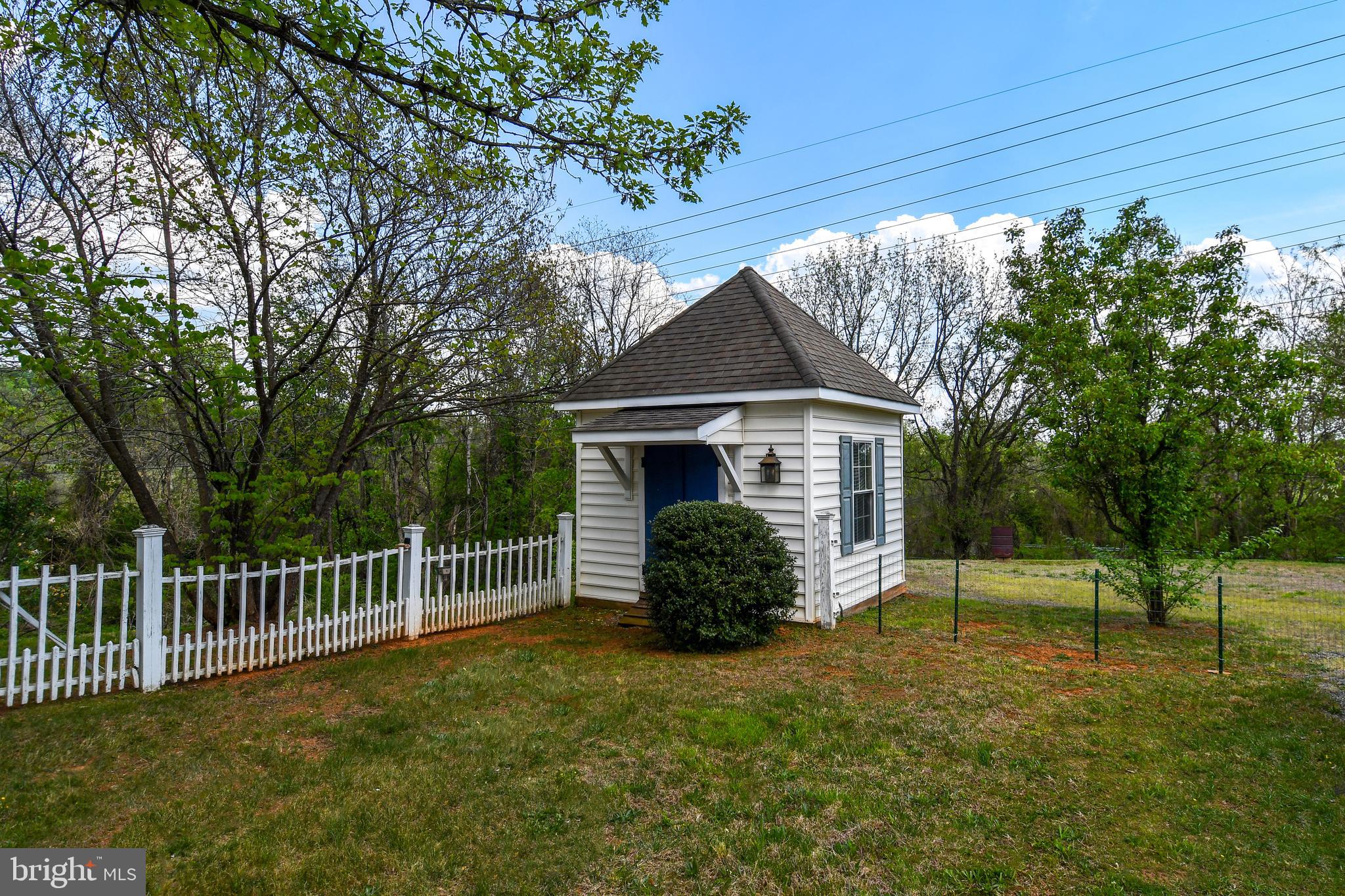 486 Tiger Valley Road Washington, VA 22747 - Photo 6 of 70 a front view of a house with a garden