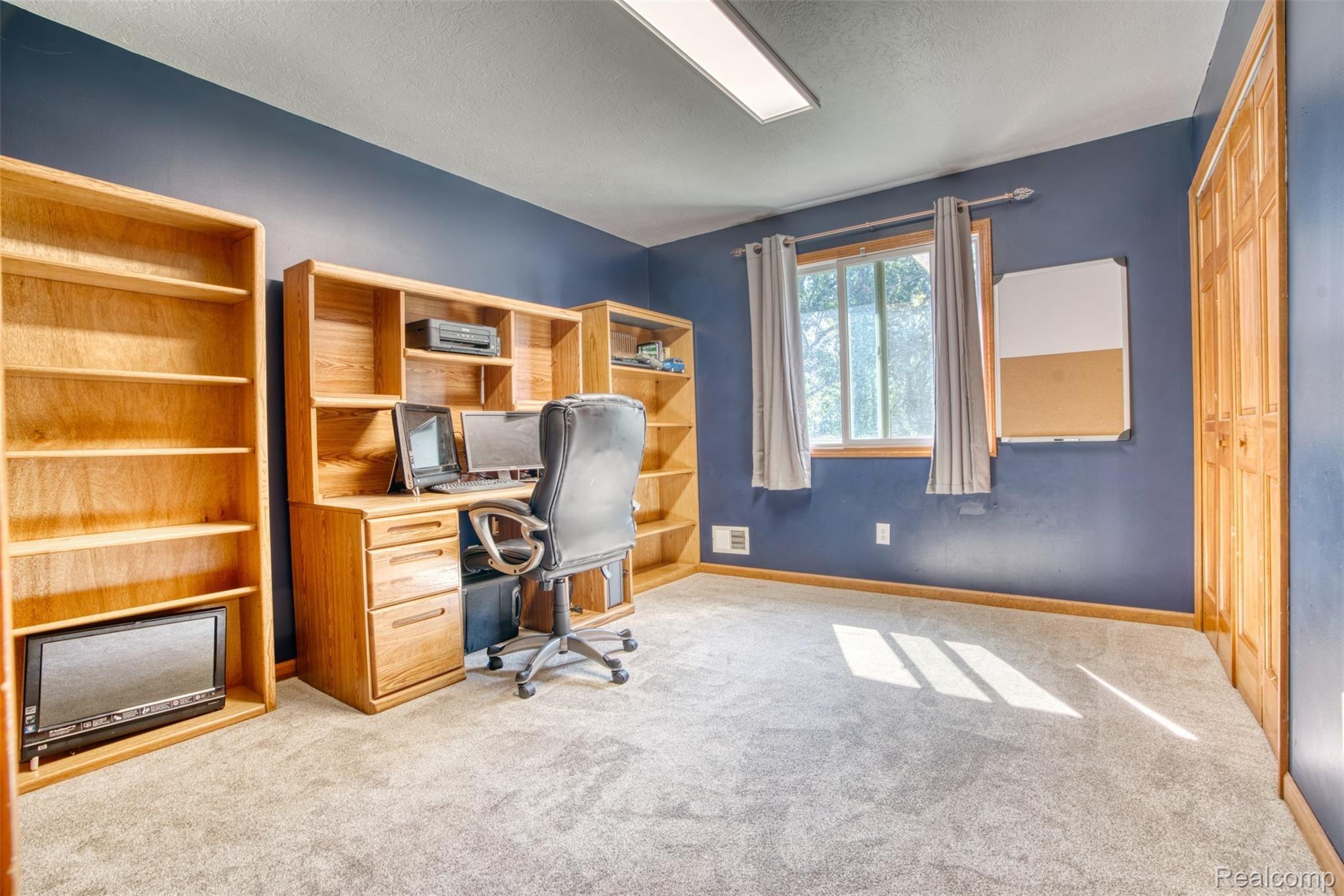 11813 Newman Road Brighton, MI 48114 - Photo 20 of 33 Entry 4th bed, or study/office