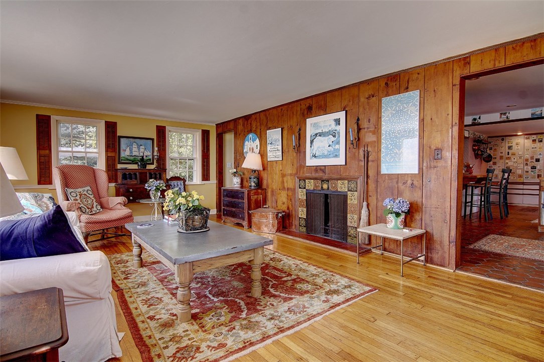 61 Appian Way Barrington, RI 02806 - Photo 11 of 34