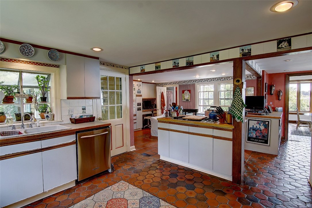61 Appian Way Barrington, RI 02806 - Photo 12 of 34