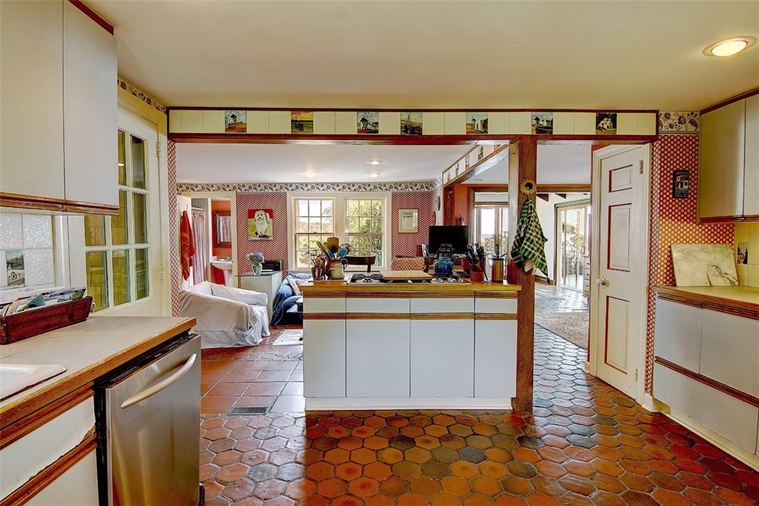 61 Appian Way Barrington, RI 02806 - Photo 13 of 34