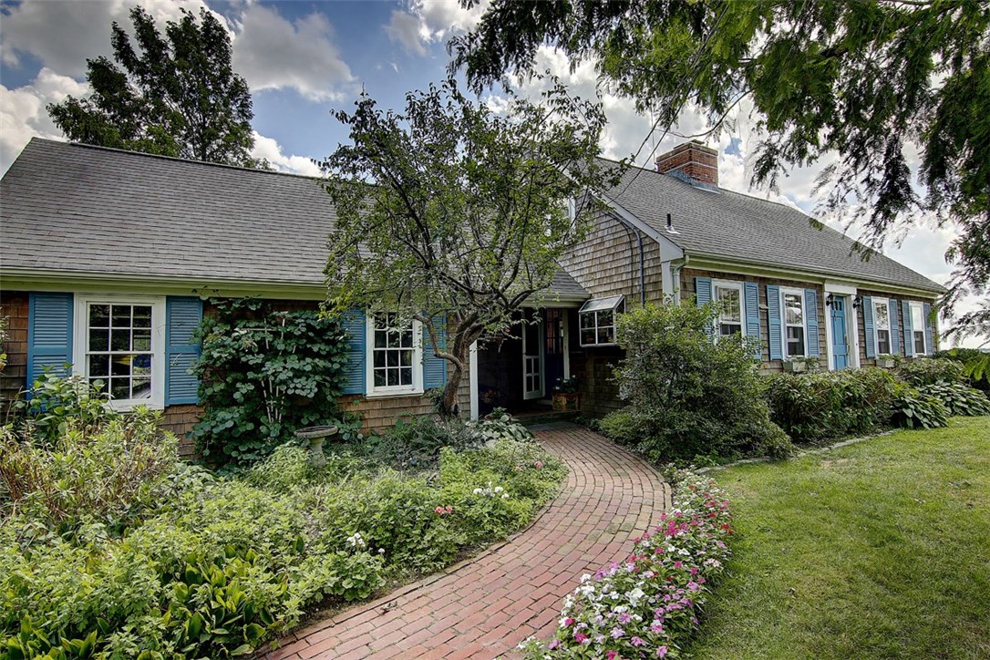 61 Appian Way Barrington, RI 02806 - Photo 4 of 34