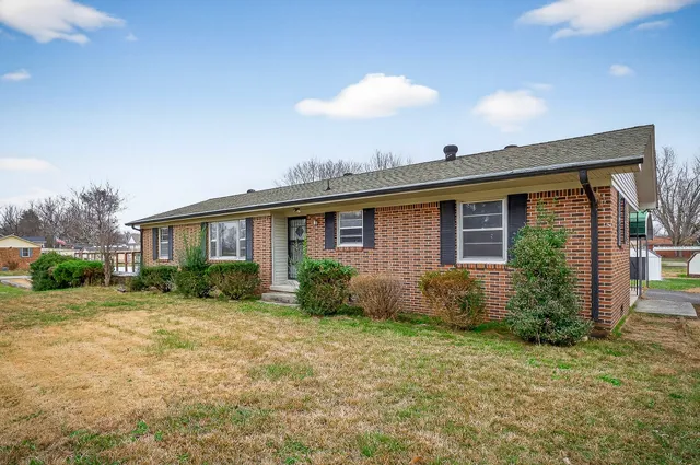 a view of a house with a yard