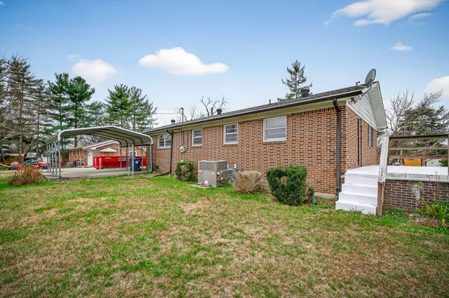 a view of a house with a yard
