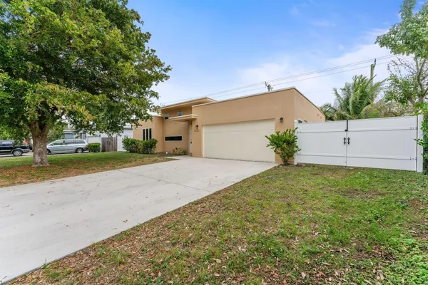 $4,800 | 4620 Northeast 18th Avenue, Pompano Beach, FL 33064
