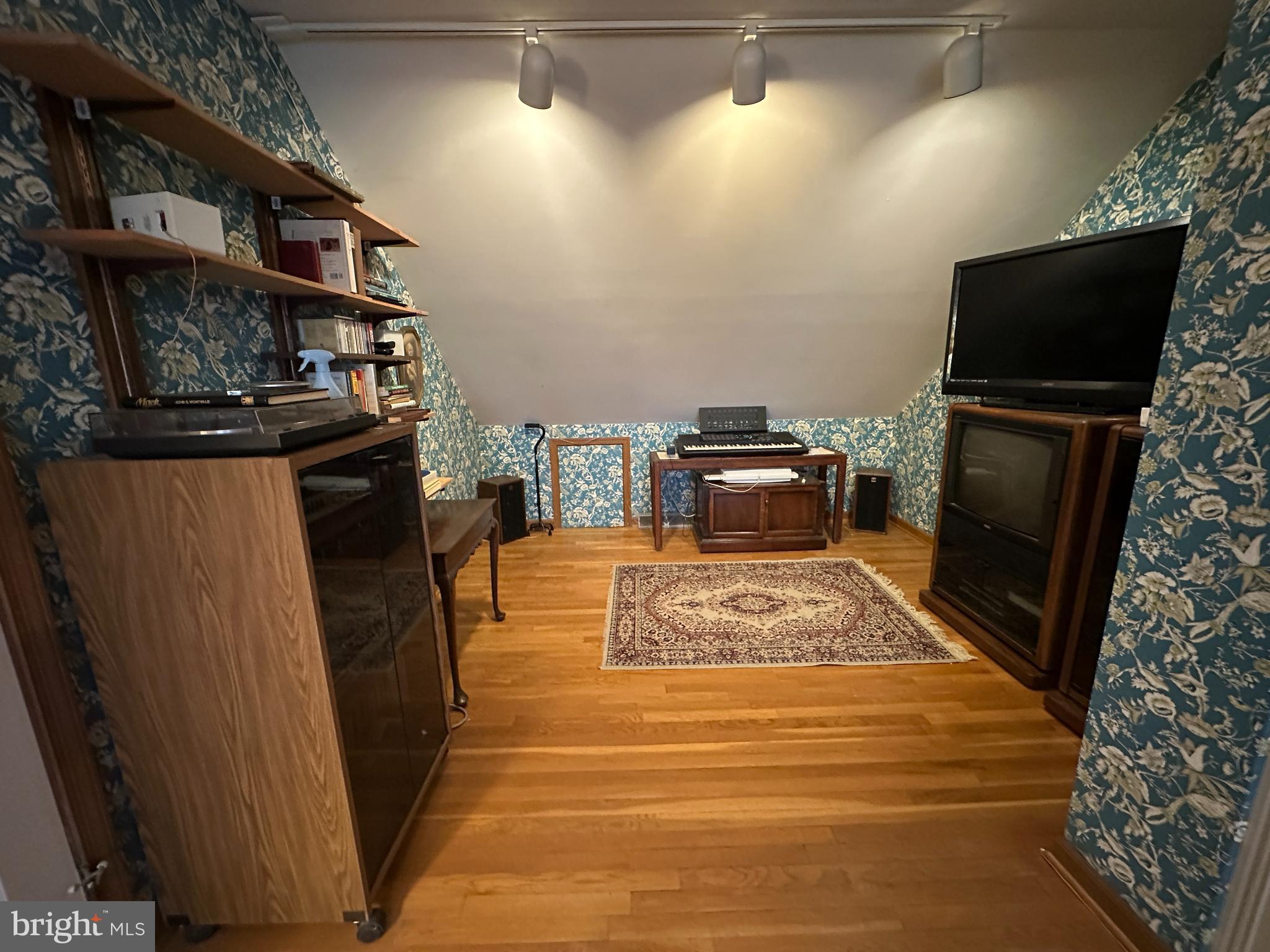 13632 Paradise Church Road Hagerstown, MD 21742 - Photo 33 of 47 a view of a living room with furniture
