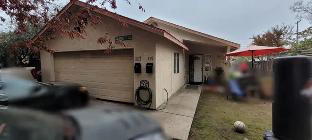 a view of back yard of the house