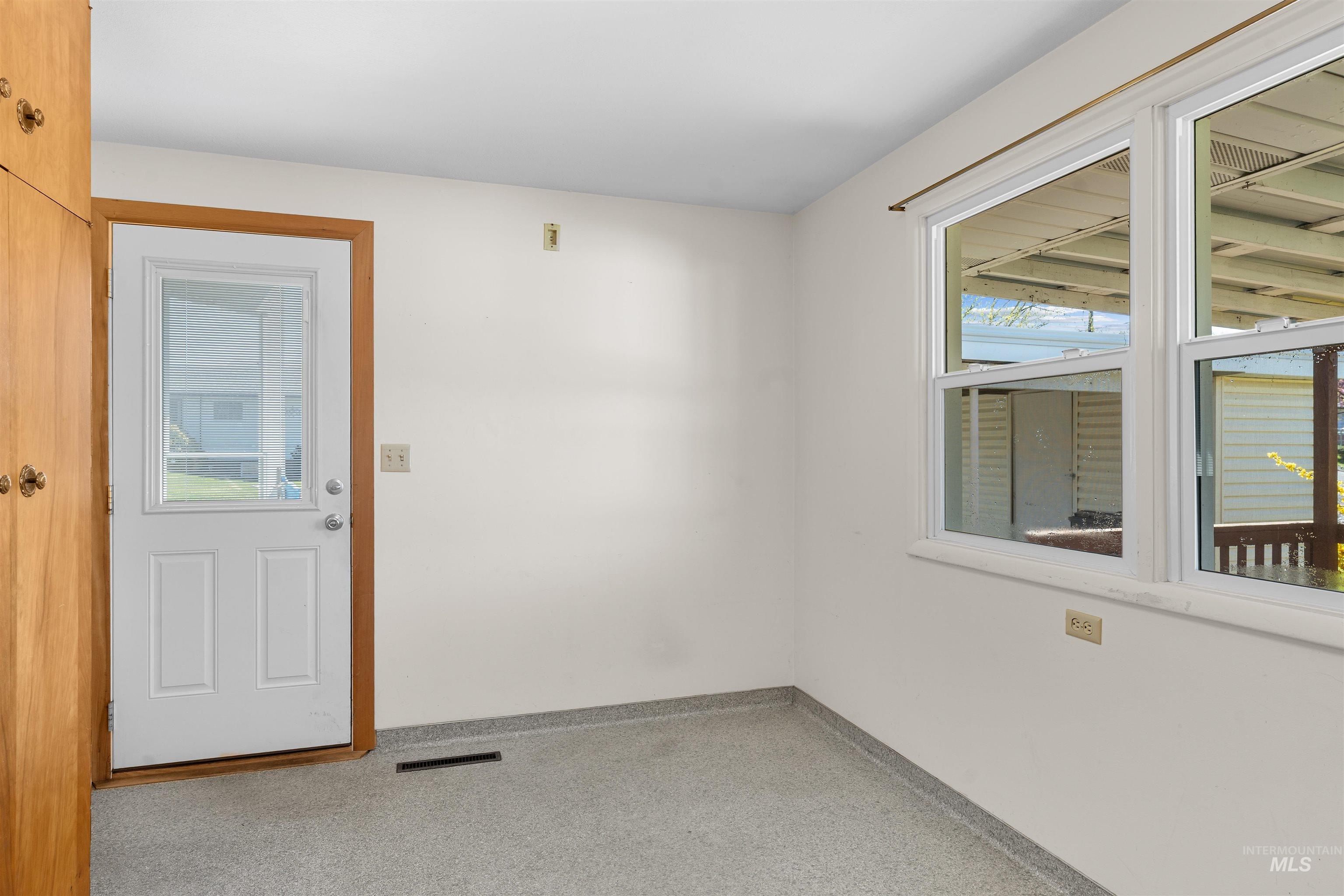 1148 Webster Street Clarkston, WA 99403 - Photo 14 of 29 Kitchen dining area