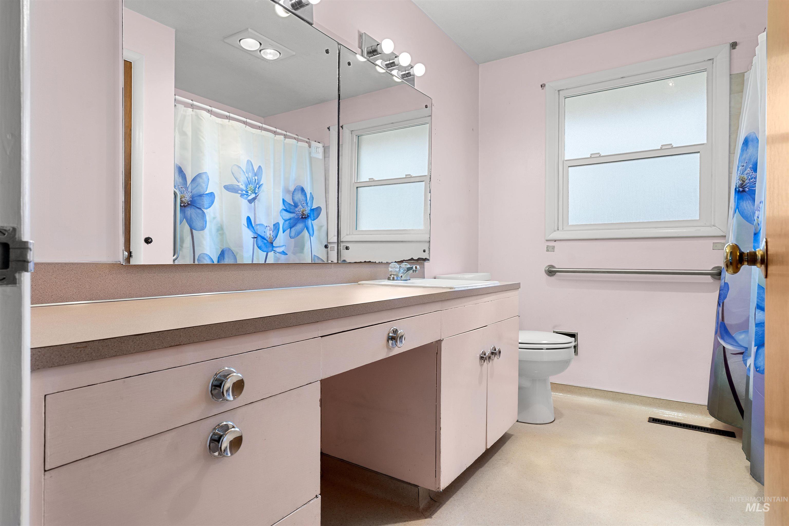 1148 Webster Street Clarkston, WA 99403 - Photo 21 of 29 Full bathroom featuring a shower with shower curtain, vanity, and healthy amount of natural light