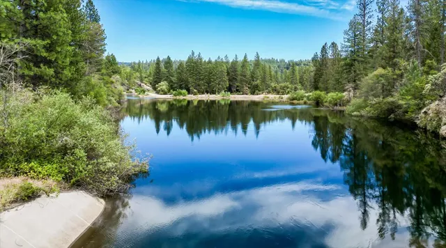 a view of a lake with houses in outdoor space