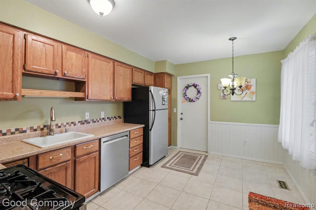 616 Tennyson Rochester Hills, MI 48307 - Photo 4 of 20
