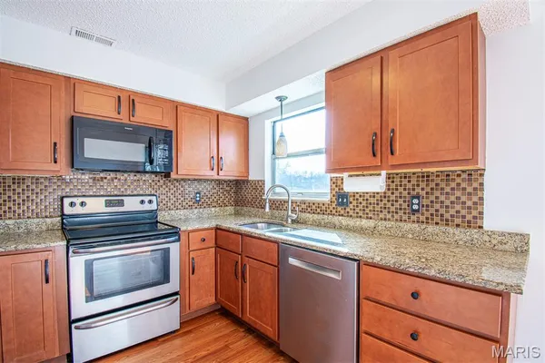 $215,000 | 689 Boca Raton Drive, Unit B, St. Peters, MO 63376
