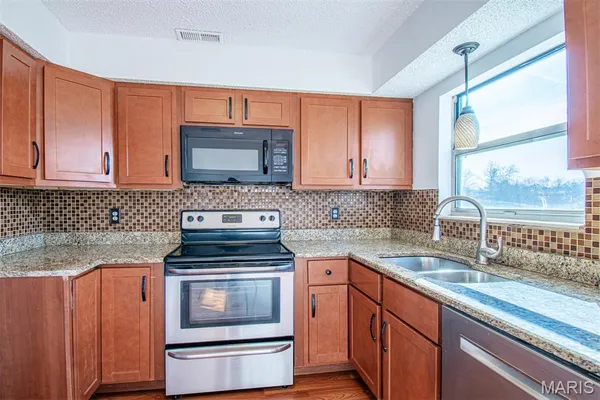 $215,000 | 689 Boca Raton Drive, Unit B, St. Peters, MO 63376
