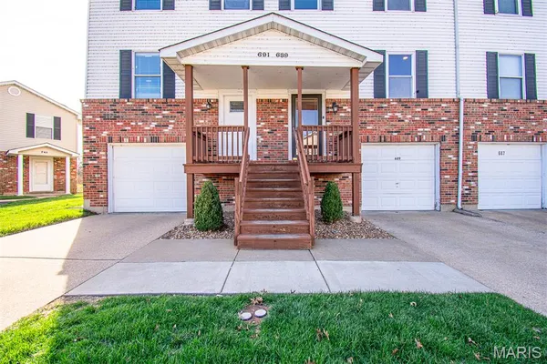 $215,000 | 689 Boca Raton Drive, Unit B, St. Peters, MO 63376
