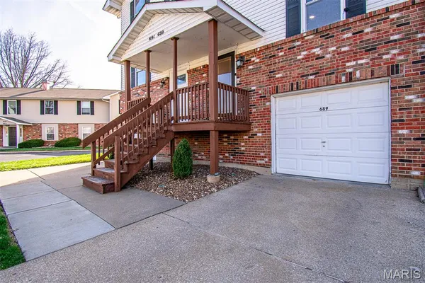 $215,000 | 689 Boca Raton Drive, Unit B, St. Peters, MO 63376