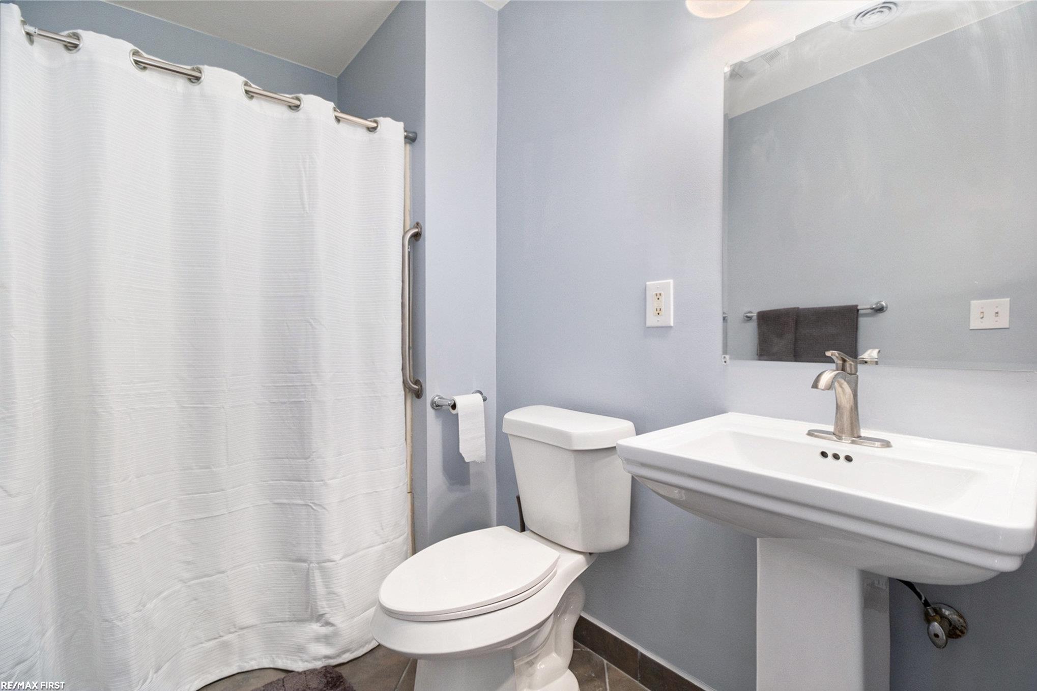25111 Hayes Road Warren, MI 48089 - Photo 10 of 13 50167333-a80cf526-cdba-4165-a43b-d42224adf763.JPG