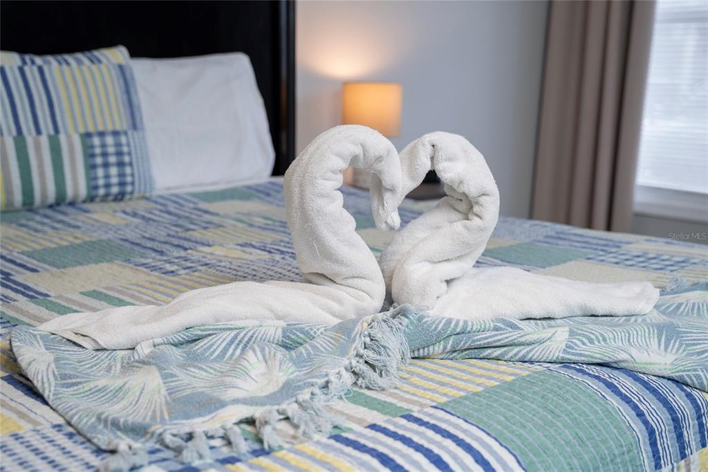 3100 Parkway Boulevard, Unit 511 Kissimmee, FL 34747 - Photo 18 of 40 a bedroom with a bed and a painting on the wall