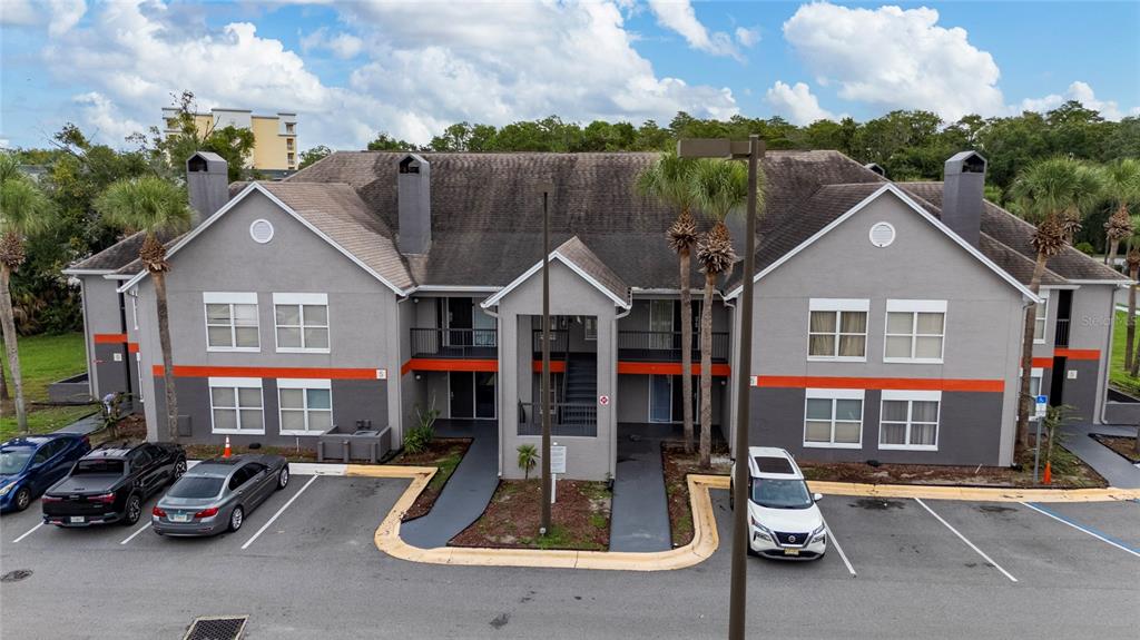 3100 Parkway Boulevard, Unit 511 Kissimmee, FL 34747 - Photo 4 of 40 a front view of house with outdoor seating