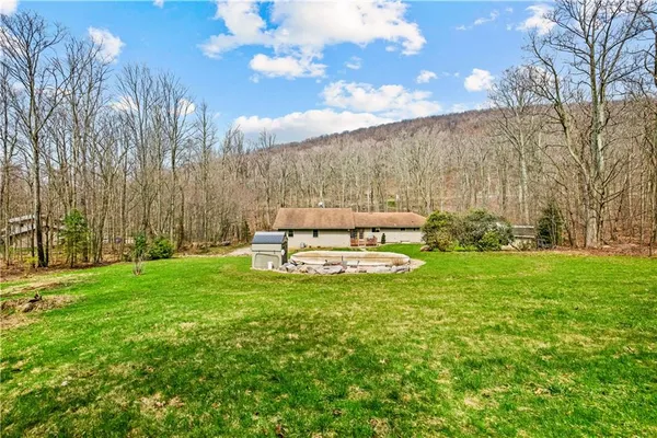 a view of a house with backyard and garden
