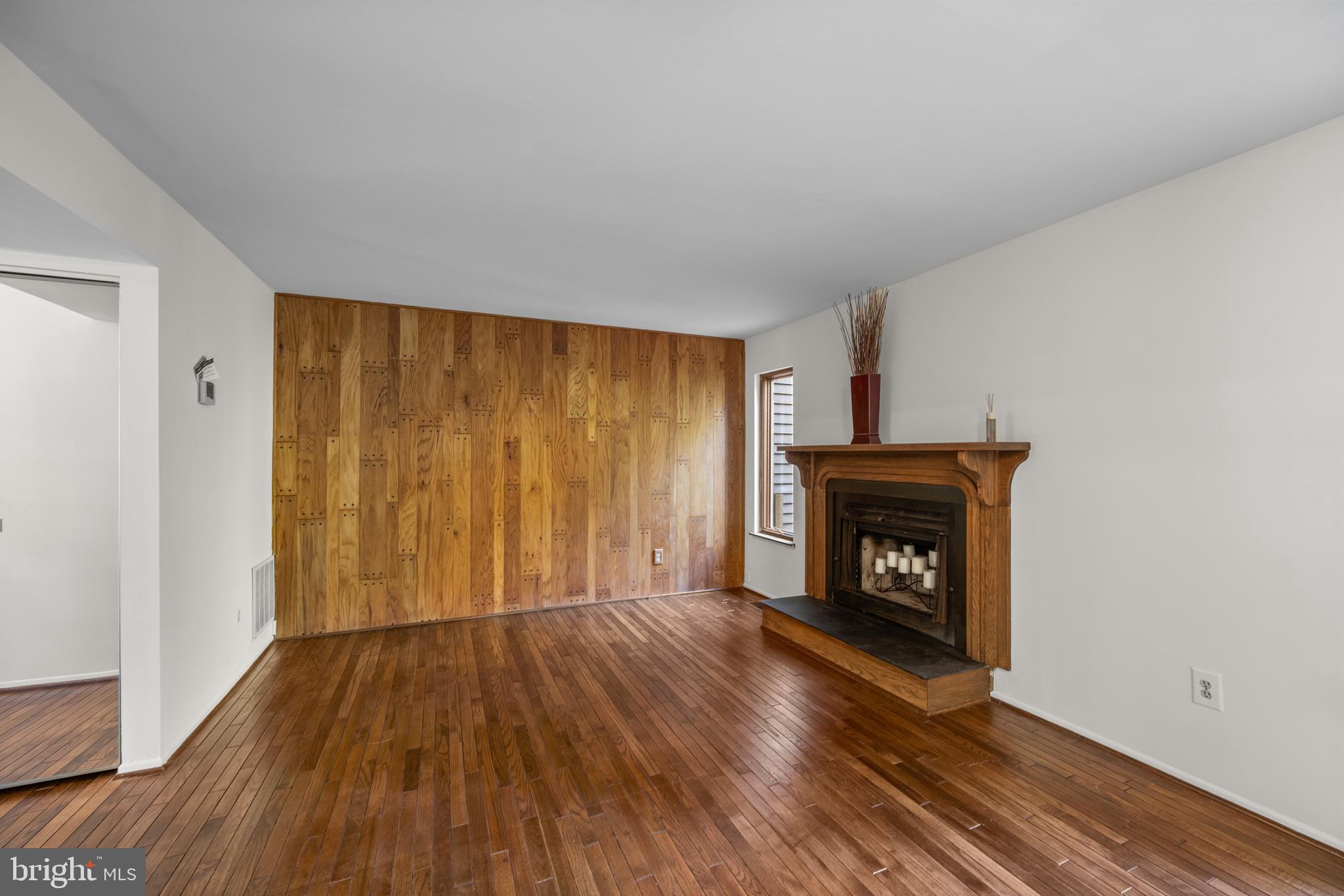 9453 Clocktower Lane Columbia, MD 21046 - Photo 18 of 49 Living Room
