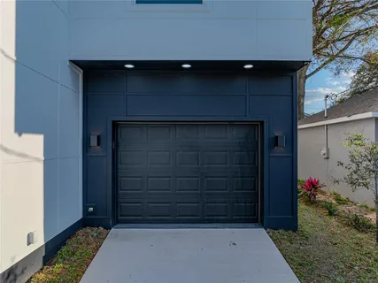 a view of entryway with a flower garden