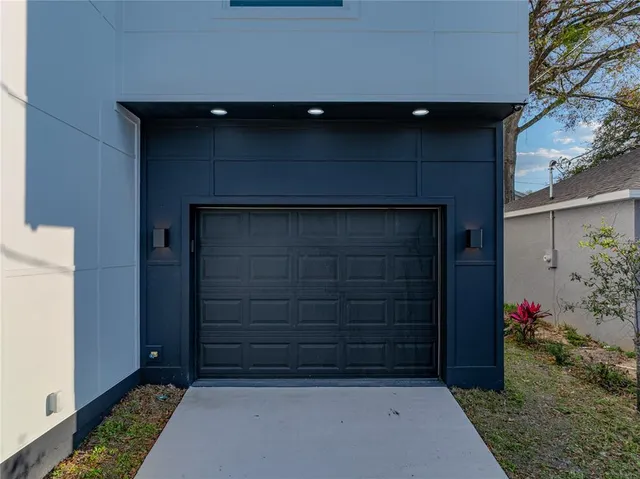 a view of entryway with a flower garden