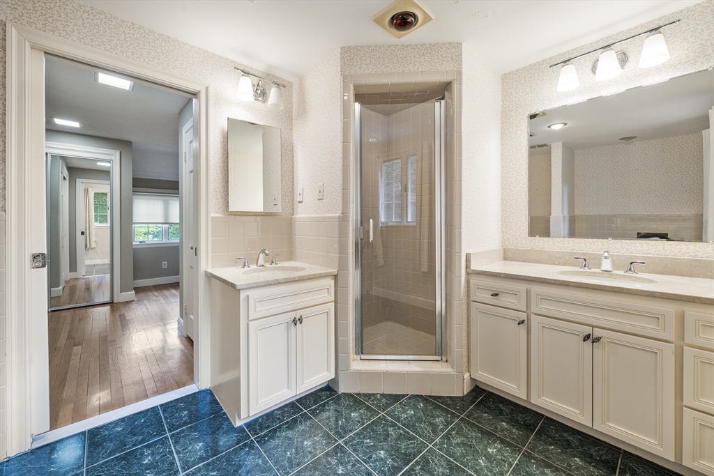 131 Montvale Road Weston, MA 02493 - Photo 16 of 38