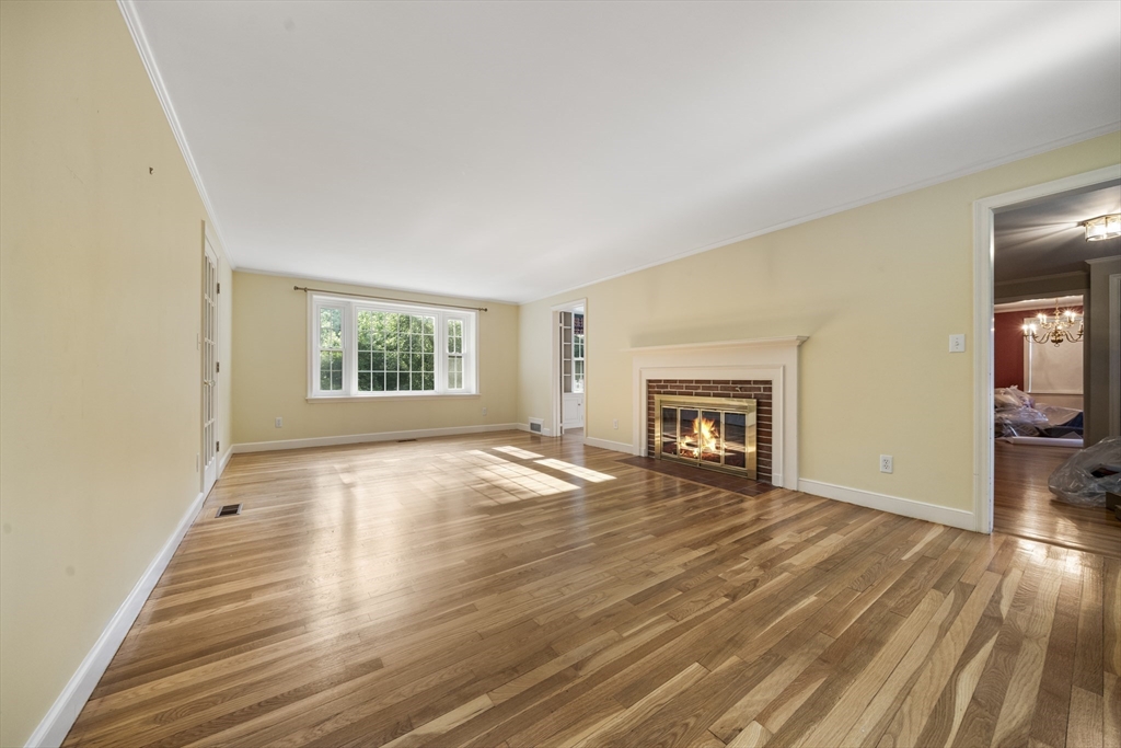 131 Montvale Road Weston, MA 02493 - Photo 4 of 38