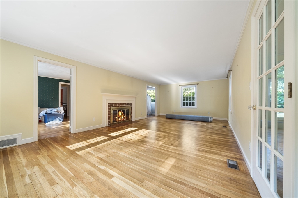 131 Montvale Road Weston, MA 02493 - Photo 5 of 38