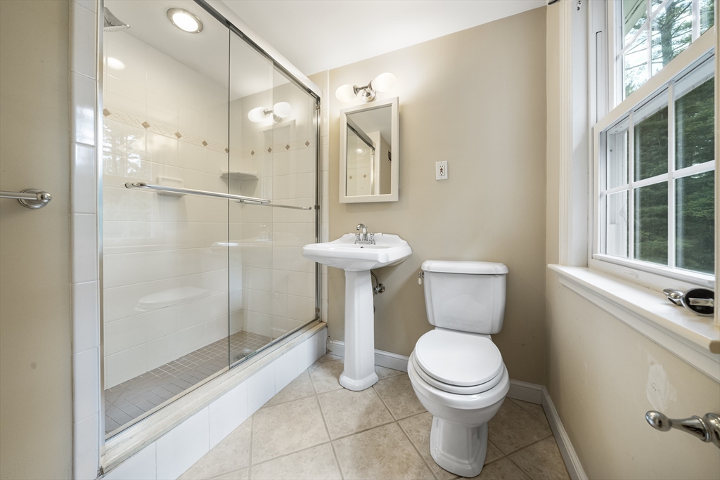 131 Montvale Road Weston, MA 02493 - Photo 8 of 38