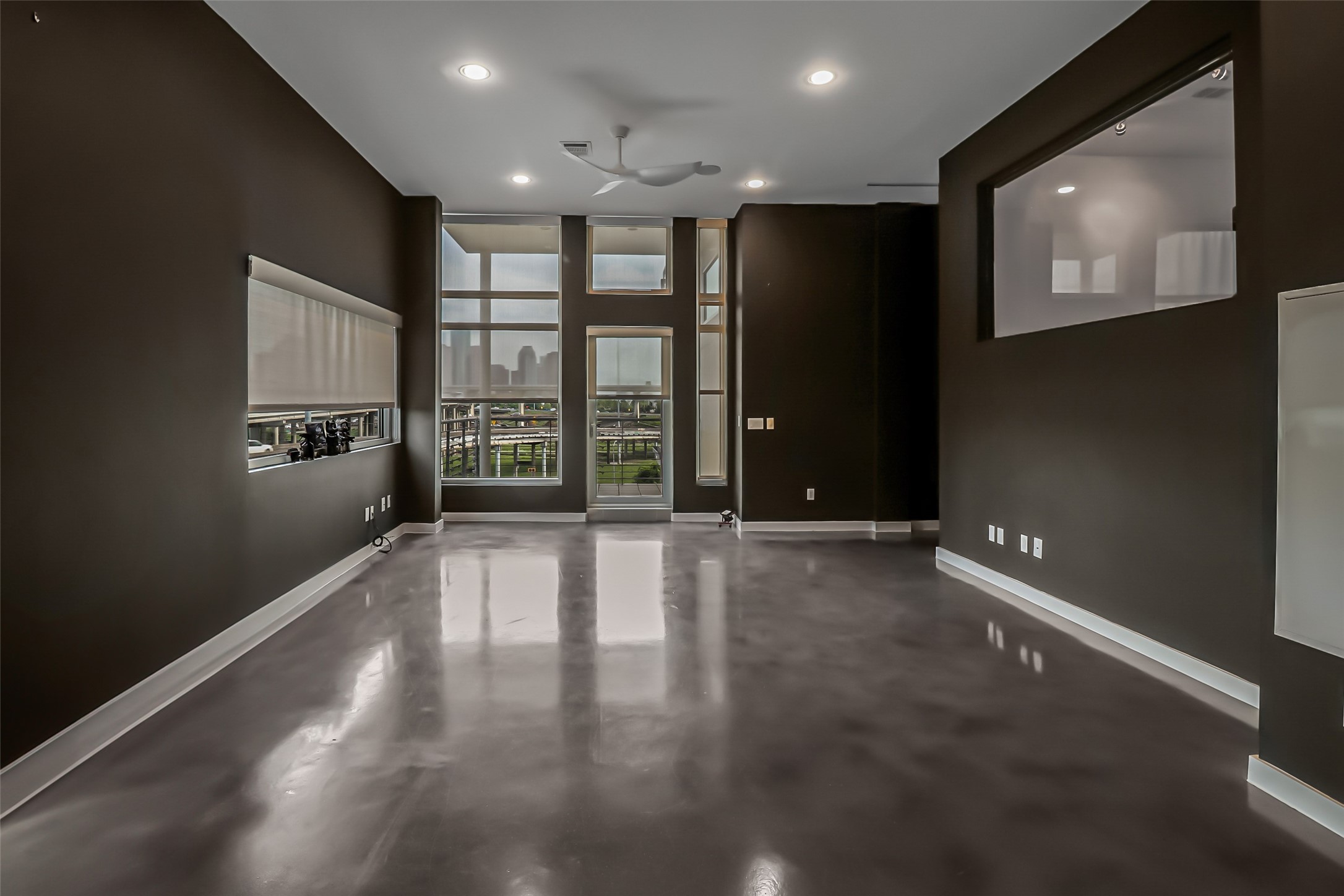 102 Quitman Street, Unit 301 Houston, TX 77009 - Photo 20 of 33 a view of an empty room with a window