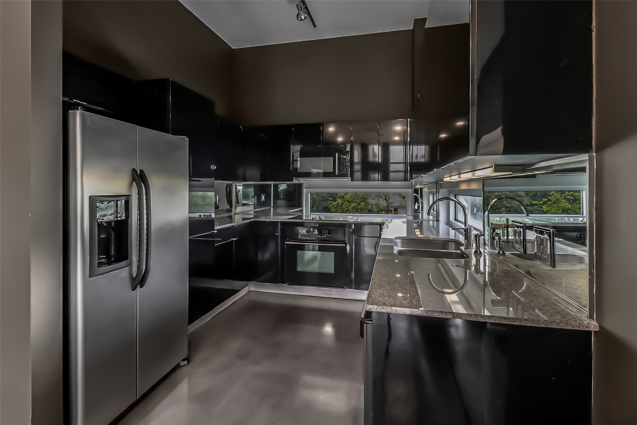 102 Quitman Street, Unit 301 Houston, TX 77009 - Photo 21 of 33 a kitchen with lots of counter top space