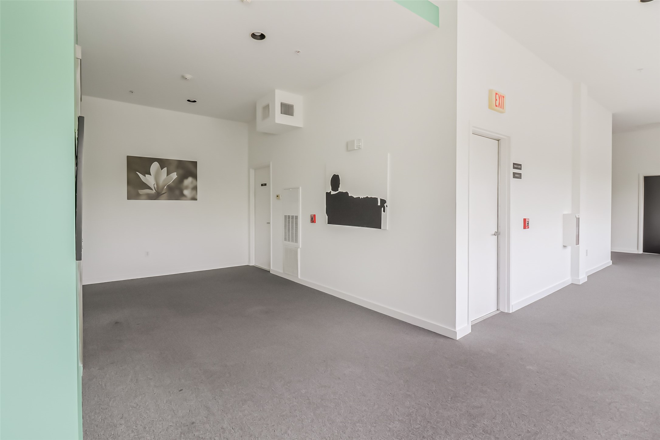 102 Quitman Street, Unit 301 Houston, TX 77009 - Photo 7 of 33 a view of a hallway with closet