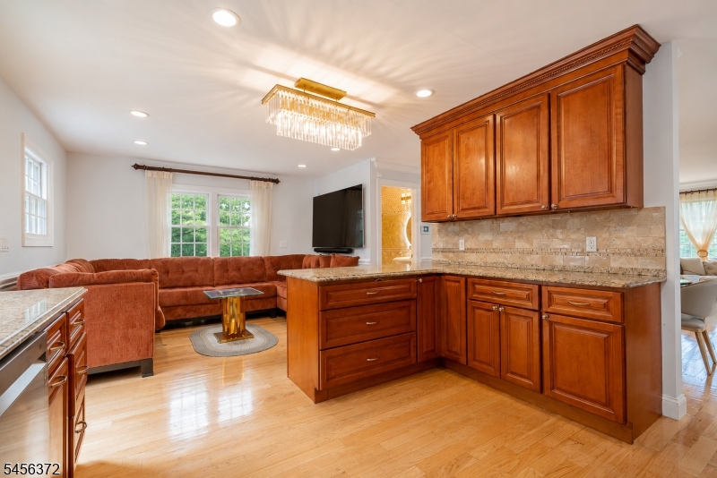207 Stonehouse Road Bloomfield, NJ 07028 - Photo 2 of 49 Gallery Image 2