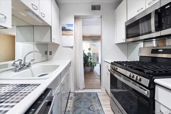$449,000 | 37 Harbor Lane, Unit 2A, New Rochelle, NY 10805