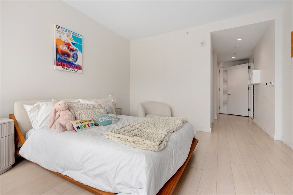 1 Franklin Street, Unit 2507 Boston, MA 02110 - Photo 13 of 37 a bedroom with a bed and painting on the wall
