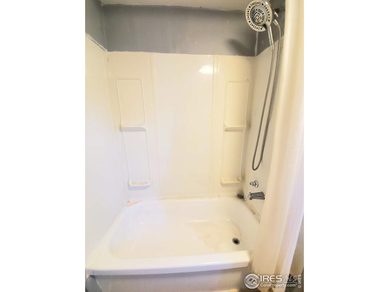 1212 Butte Road, Unit 20 Loveland, CO 80537 - Photo 12 of 22 a bathroom with a bathtub