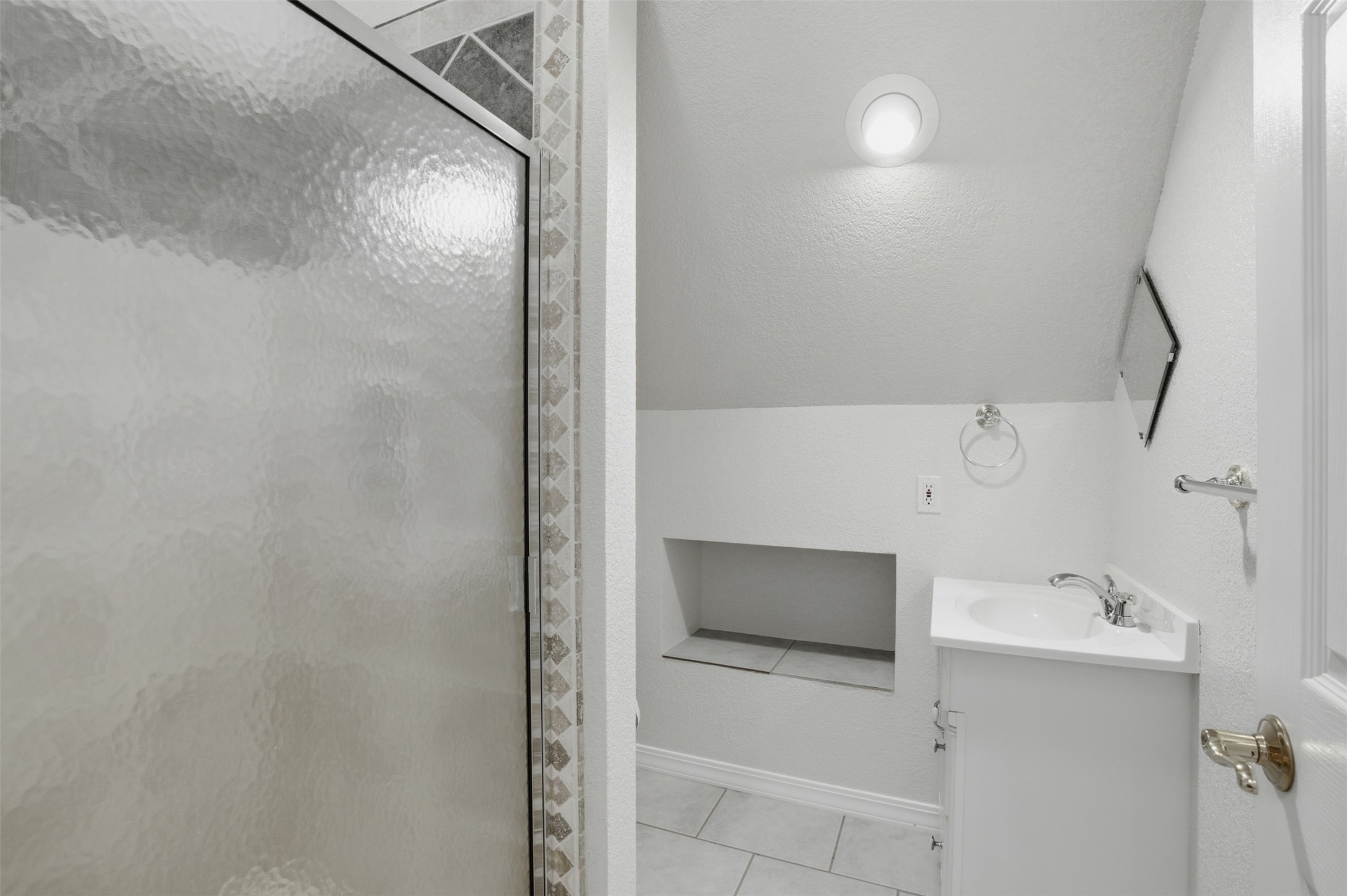 1301 County Road 262 Georgetown, TX 78633 - Photo 30 of 39 Frosted shower enclosure with decorative tile border