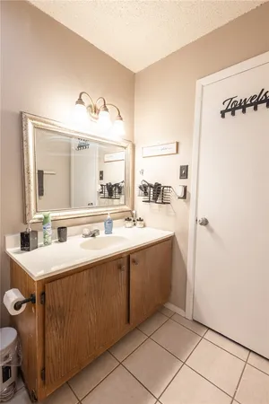 a en suite bathroom with a double vanity sink and mirror