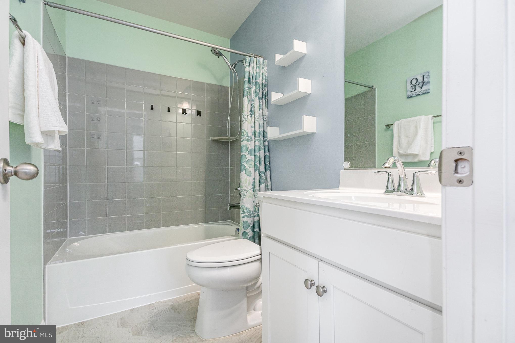 18236 Summit Pointe Drive Triangle, VA 22172 - Photo 31 of 36 a bathroom with a sink a toilet and shower
