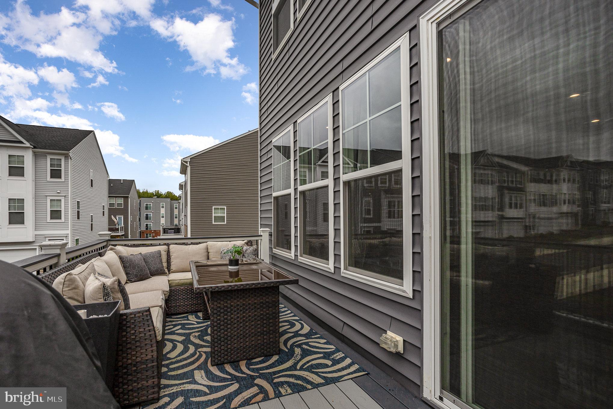 18236 Summit Pointe Drive Triangle, VA 22172 - Photo 33 of 36 a view of balcony with couch