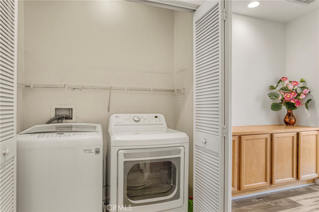 22754 Little Falls Court Saugus, CA 91350 - Photo 16 of 33 a utility room with dryer and washer