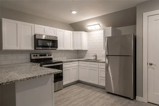 $900 | 519 Magnolia Point Drive, Unit B, Huffman, TX 77336