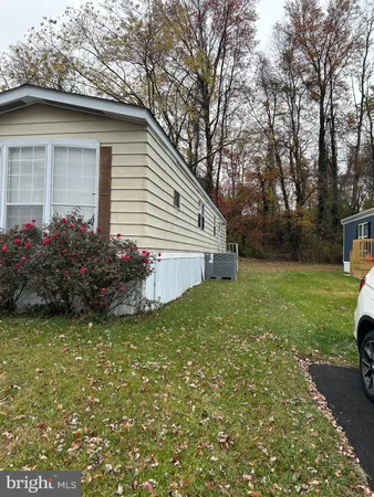 a view of a house with backyard and garden