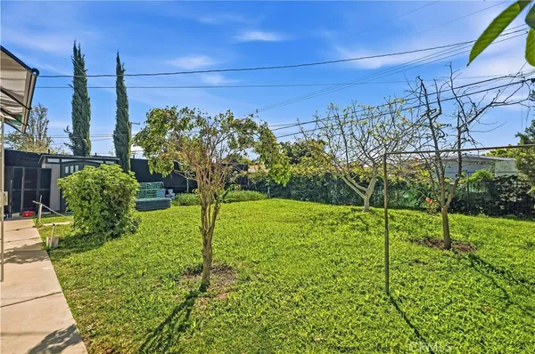 a view of a back yard