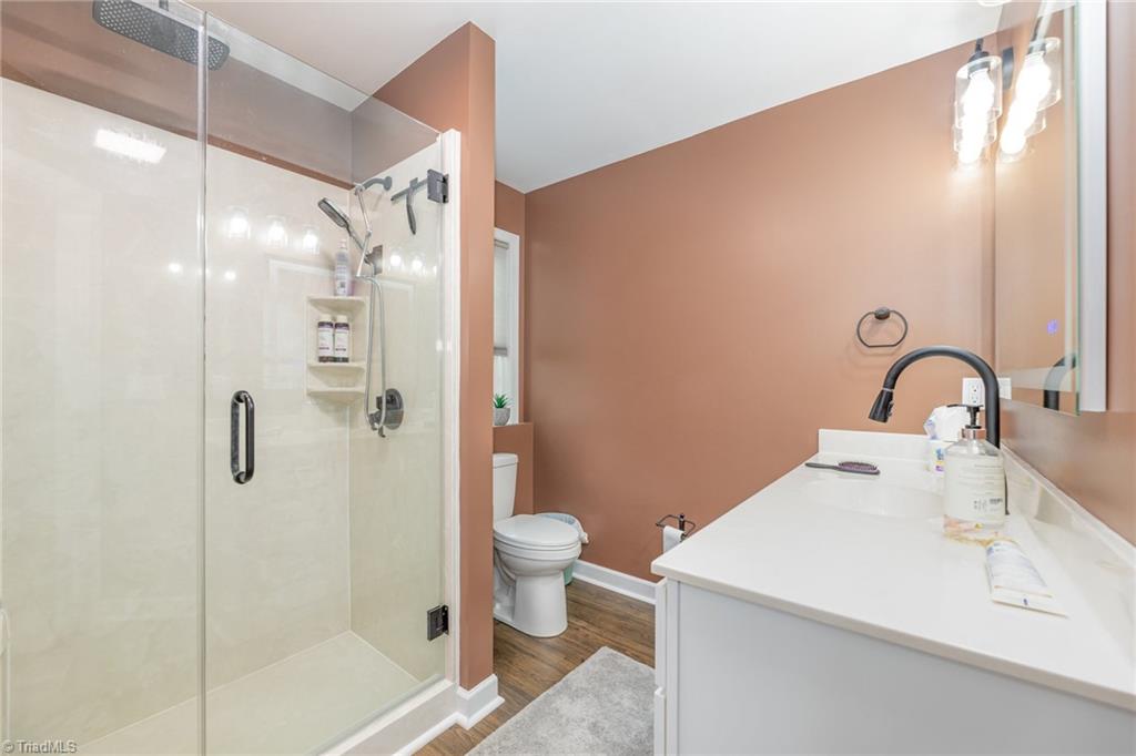 157 Midvalley Court Lexington, NC 27295 - Photo 19 of 34 Primary Bath